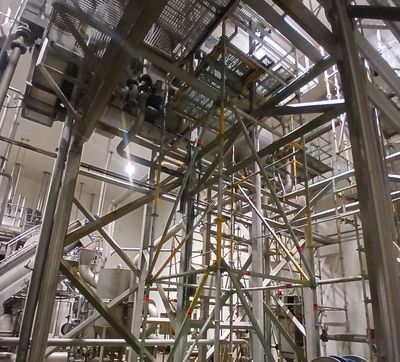 Multidirectionele steigerbouw is een techniek waarbij steigers in verschillende richtingen worden opgebouwd. Dit kan zowel horizontaal als verticaal zijn. Deze techniek biedt veel voordelen ten opzichte van traditionele steigerbouw, omdat het meer flexibiliteit biedt en toelaat om moeilijk bereikbare plekken te bereiken.