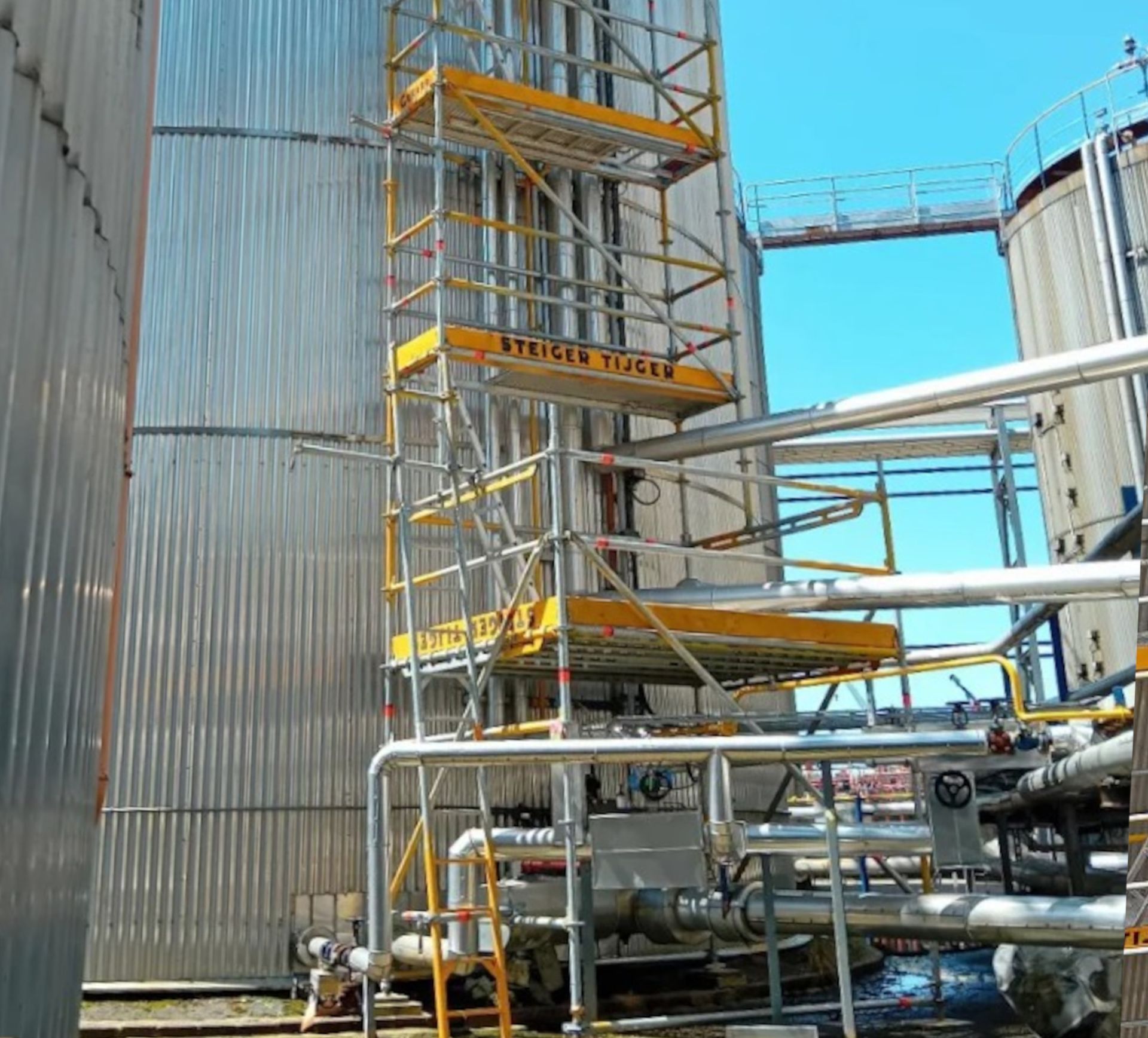 Multidirectionele steigerbouw is een techniek waarbij steigers in verschillende richtingen worden opgebouwd. Dit kan zowel horizontaal als verticaal zijn. Deze techniek biedt veel voordelen ten opzichte van traditionele steigerbouw, omdat het meer flexibiliteit biedt en toelaat om moeilijk bereikbare plekken te bereiken.