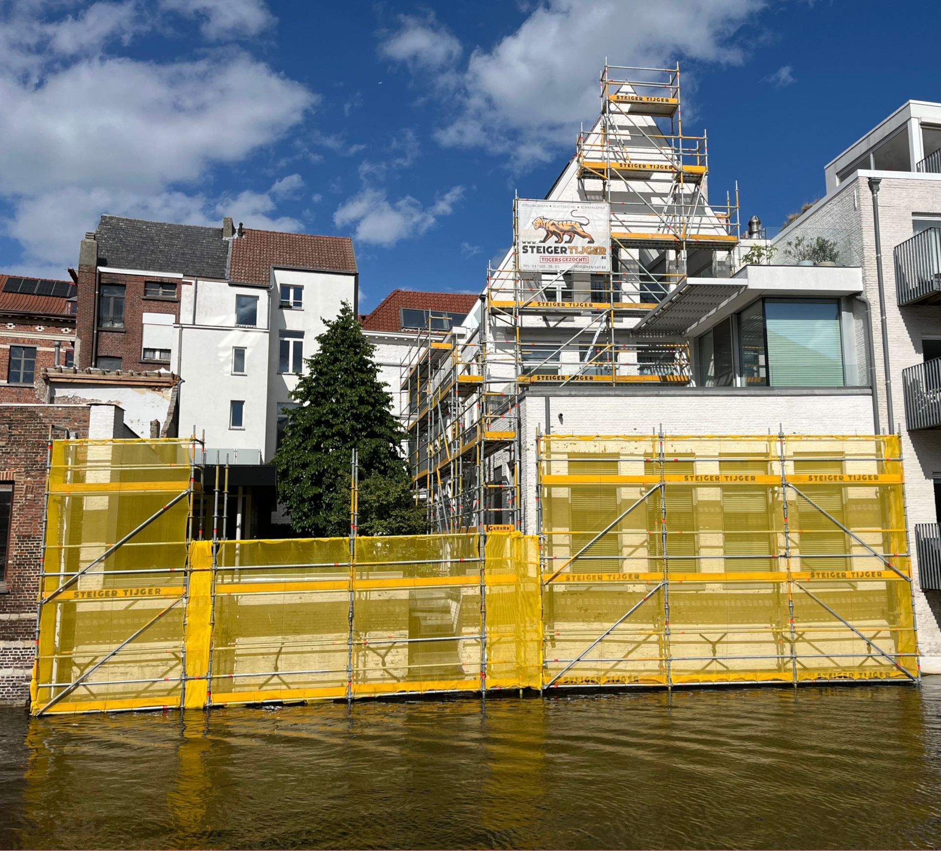 Multidirectionele steigerbouw is een techniek waarbij steigers in verschillende richtingen worden opgebouwd. Dit kan zowel horizontaal als verticaal zijn. Deze techniek biedt veel voordelen ten opzichte van traditionele steigerbouw, omdat het meer flexibiliteit biedt en toelaat om moeilijk bereikbare plekken te bereiken.