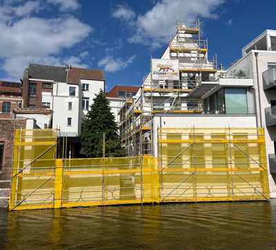 Multidirectionele steigerbouw is een techniek waarbij steigers in verschillende richtingen worden opgebouwd. Dit kan zowel horizontaal als verticaal zijn. Deze techniek biedt veel voordelen ten opzichte van traditionele steigerbouw, omdat het meer flexibiliteit biedt en toelaat om moeilijk bereikbare plekken te bereiken.