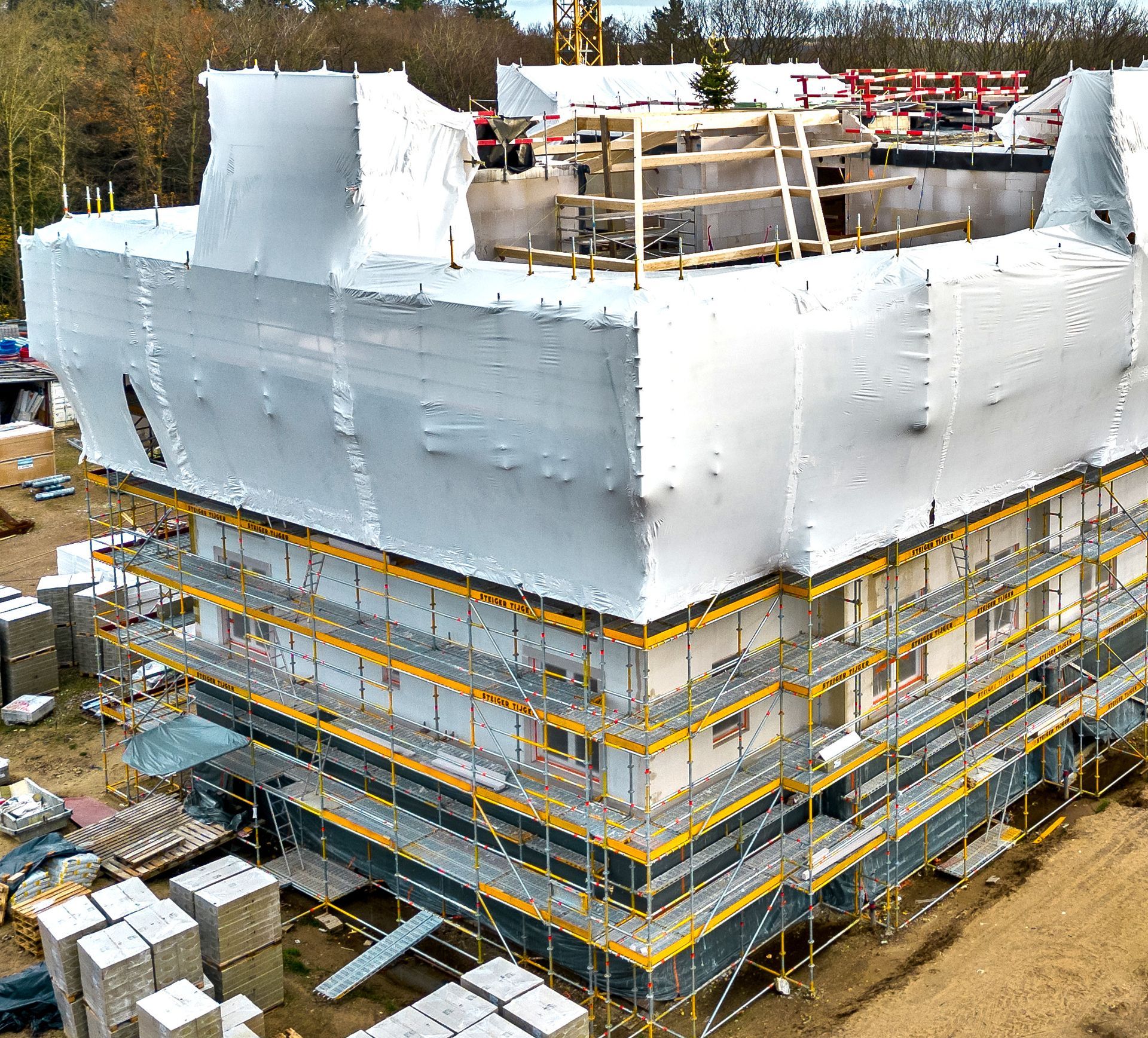 Multidirectionele steigerbouw is een techniek waarbij steigers in verschillende richtingen worden opgebouwd. Dit kan zowel horizontaal als verticaal zijn. Deze techniek biedt veel voordelen ten opzichte van traditionele steigerbouw, omdat het meer flexibiliteit biedt en toelaat om moeilijk bereikbare plekken te bereiken.