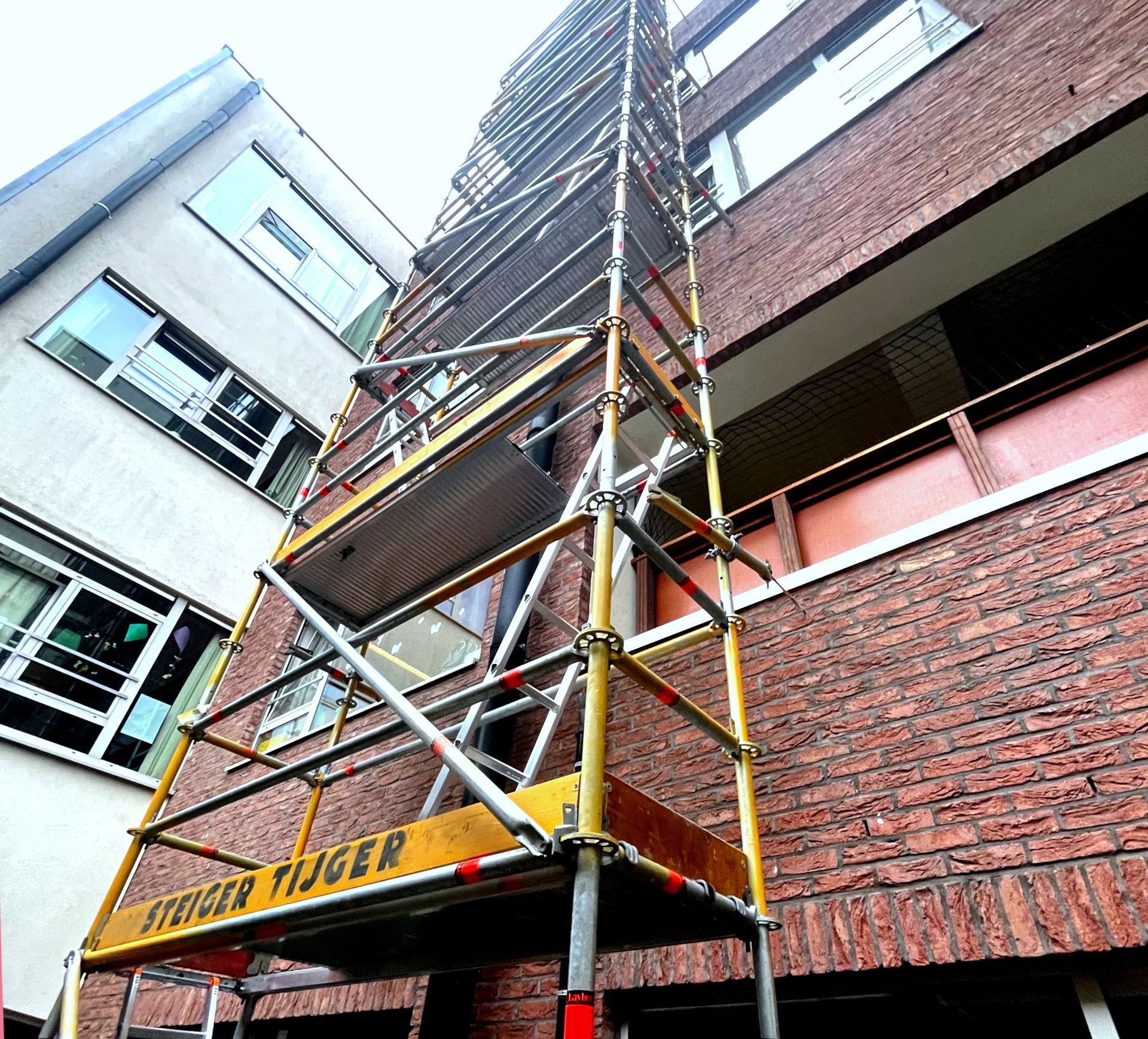 Multidirectionele steigerbouw is een techniek waarbij steigers in verschillende richtingen worden opgebouwd. Dit kan zowel horizontaal als verticaal zijn. Deze techniek biedt veel voordelen ten opzichte van traditionele steigerbouw, omdat het meer flexibiliteit biedt en toelaat om moeilijk bereikbare plekken te bereiken.