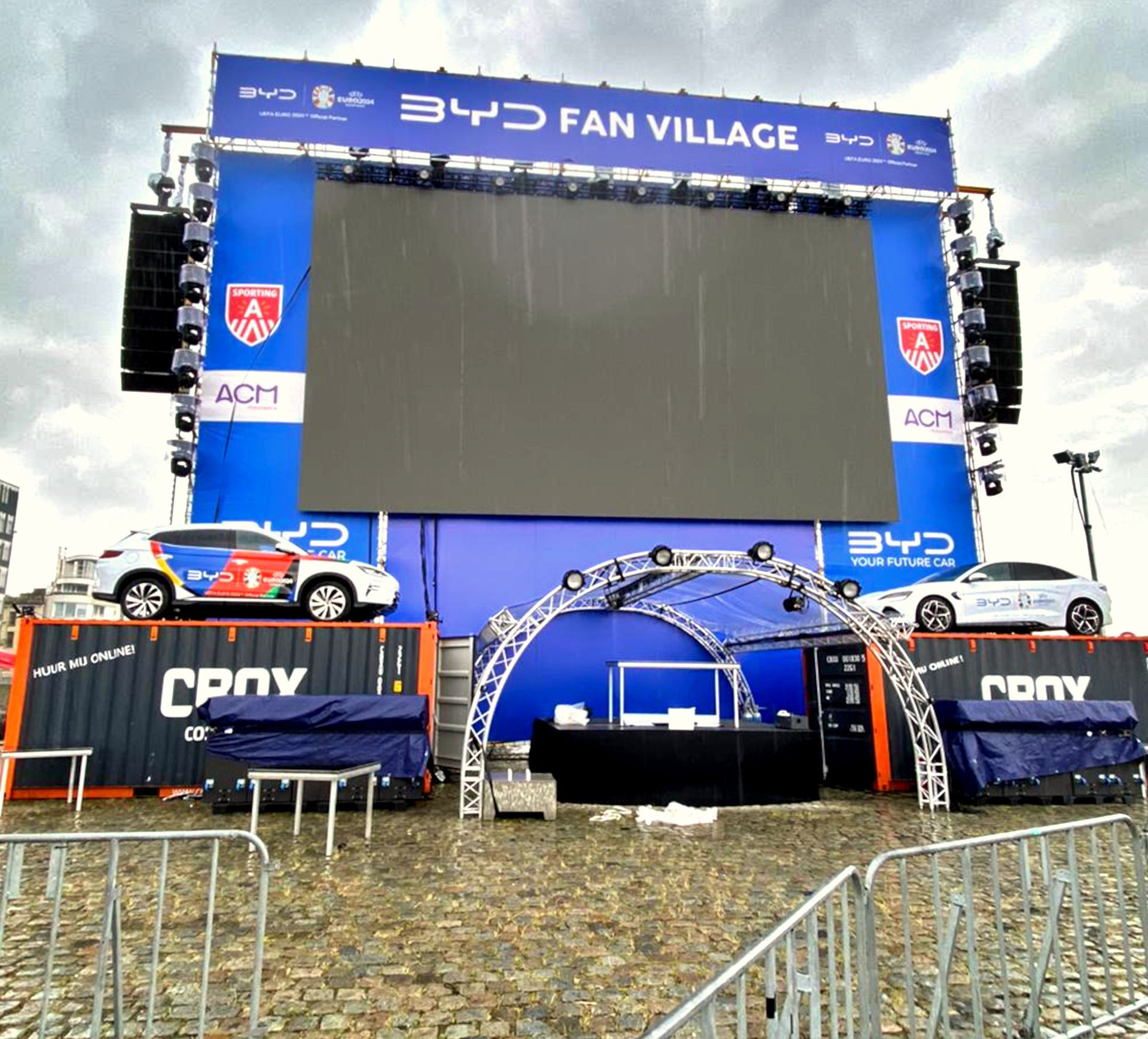 Multidirectionele steigerbouw is een techniek waarbij steigers in verschillende richtingen worden opgebouwd. Dit kan zowel horizontaal als verticaal zijn. Deze techniek biedt veel voordelen ten opzichte van traditionele steigerbouw, omdat het meer flexibiliteit biedt en toelaat om moeilijk bereikbare plekken te bereiken.