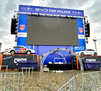 Multidirectionele steigerbouw is een techniek waarbij steigers in verschillende richtingen worden opgebouwd. Dit kan zowel horizontaal als verticaal zijn. Deze techniek biedt veel voordelen ten opzichte van traditionele steigerbouw, omdat het meer flexibiliteit biedt en toelaat om moeilijk bereikbare plekken te bereiken.