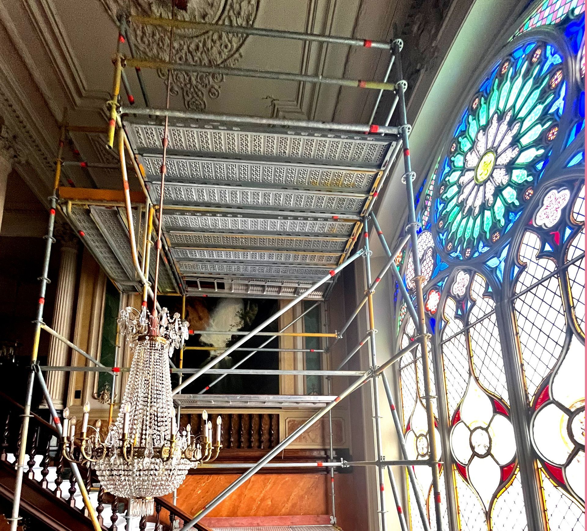 Multidirectionele steigerbouw is een techniek waarbij steigers in verschillende richtingen worden opgebouwd. Dit kan zowel horizontaal als verticaal zijn. Deze techniek biedt veel voordelen ten opzichte van traditionele steigerbouw, omdat het meer flexibiliteit biedt en toelaat om moeilijk bereikbare plekken te bereiken.