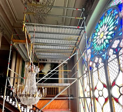 Multidirectionele steigerbouw is een techniek waarbij steigers in verschillende richtingen worden opgebouwd. Dit kan zowel horizontaal als verticaal zijn. Deze techniek biedt veel voordelen ten opzichte van traditionele steigerbouw, omdat het meer flexibiliteit biedt en toelaat om moeilijk bereikbare plekken te bereiken.