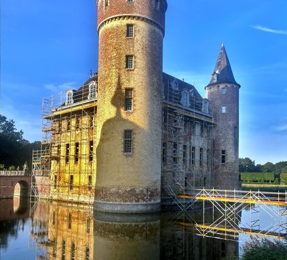 Multidirectionele steigerbouw is een techniek waarbij steigers in verschillende richtingen worden opgebouwd. Dit kan zowel horizontaal als verticaal zijn. Deze techniek biedt veel voordelen ten opzichte van traditionele steigerbouw, omdat het meer flexibiliteit biedt en toelaat om moeilijk bereikbare plekken te bereiken.
