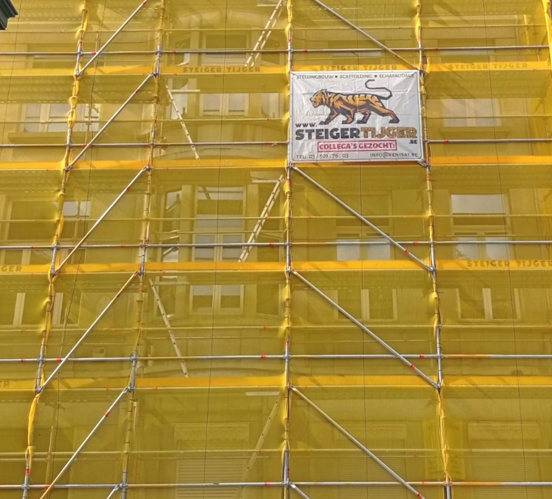 Multidirectionele steigerbouw is een techniek waarbij steigers in verschillende richtingen worden opgebouwd. Dit kan zowel horizontaal als verticaal zijn. Deze techniek biedt veel voordelen ten opzichte van traditionele steigerbouw, omdat het meer flexibiliteit biedt en toelaat om moeilijk bereikbare plekken te bereiken.