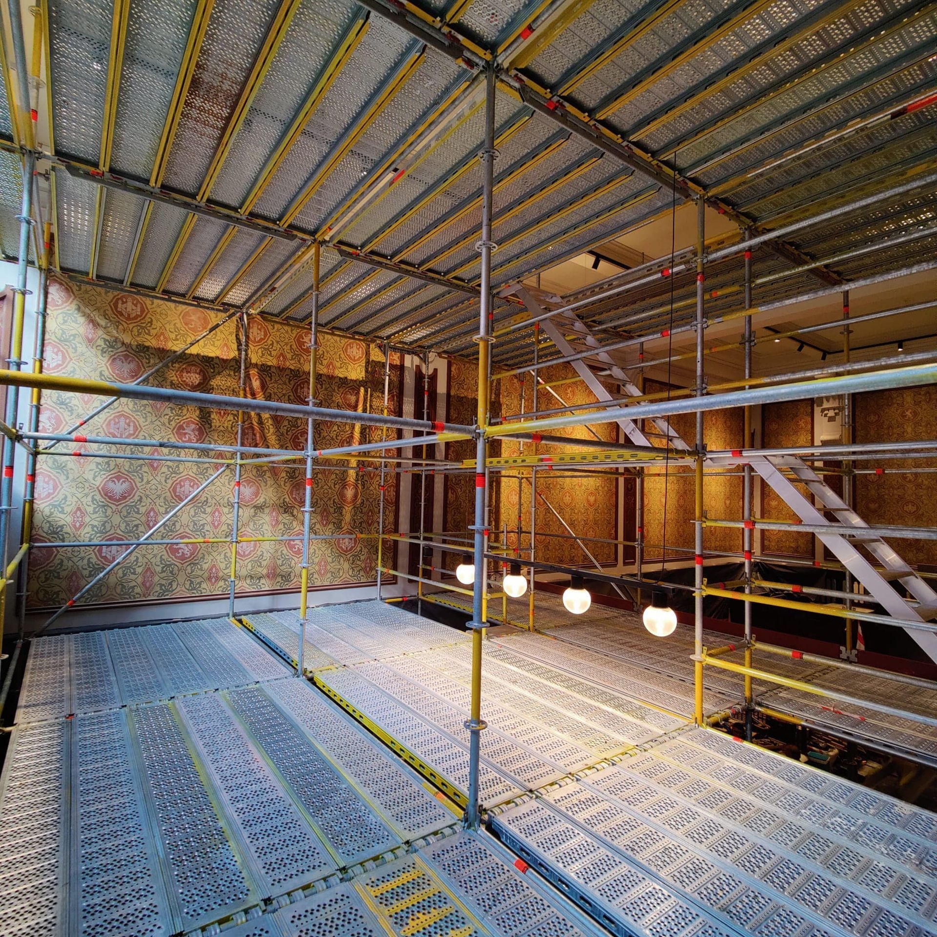 Multidirectionele steigerbouw is een techniek waarbij steigers in verschillende richtingen worden opgebouwd. Dit kan zowel horizontaal als verticaal zijn. Deze techniek biedt veel voordelen ten opzichte van traditionele steigerbouw, omdat het meer flexibiliteit biedt en toelaat om moeilijk bereikbare plekken te bereiken.