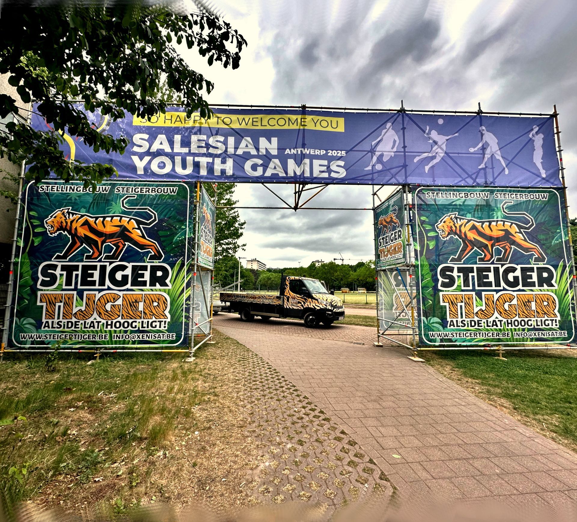 Multidirectionele steigerbouw is een techniek waarbij steigers in verschillende richtingen worden opgebouwd. Dit kan zowel horizontaal als verticaal zijn. Deze techniek biedt veel voordelen ten opzichte van traditionele steigerbouw, omdat het meer flexibiliteit biedt en toelaat om moeilijk bereikbare plekken te bereiken.