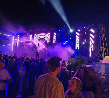 Multidirectionele steigerbouw is een techniek waarbij steigers in verschillende richtingen worden opgebouwd. Dit kan zowel horizontaal als verticaal zijn. Deze techniek biedt veel voordelen ten opzichte van traditionele steigerbouw, omdat het meer flexibiliteit biedt en toelaat om moeilijk bereikbare plekken te bereiken.