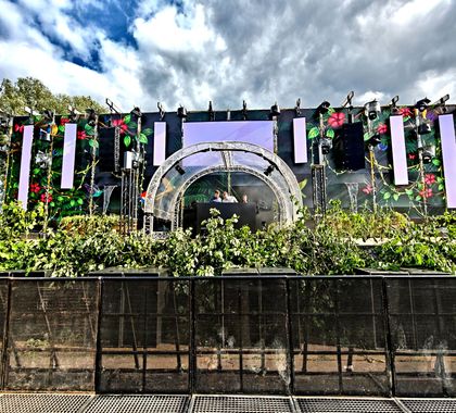 Multidirectionele steigerbouw is een techniek waarbij steigers in verschillende richtingen worden opgebouwd. Dit kan zowel horizontaal als verticaal zijn. Deze techniek biedt veel voordelen ten opzichte van traditionele steigerbouw, omdat het meer flexibiliteit biedt en toelaat om moeilijk bereikbare plekken te bereiken.