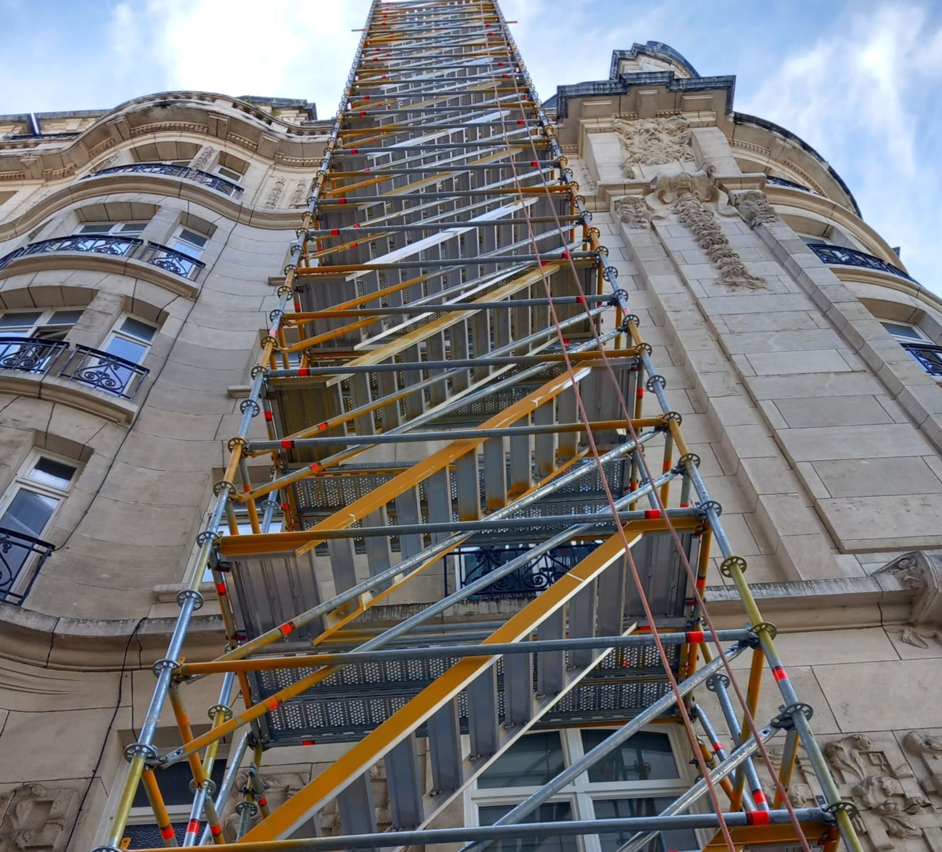 Multidirectionele steigerbouw is een techniek waarbij steigers in verschillende richtingen worden opgebouwd. Dit kan zowel horizontaal als verticaal zijn. Deze techniek biedt veel voordelen ten opzichte van traditionele steigerbouw, omdat het meer flexibiliteit biedt en toelaat om moeilijk bereikbare plekken te bereiken.