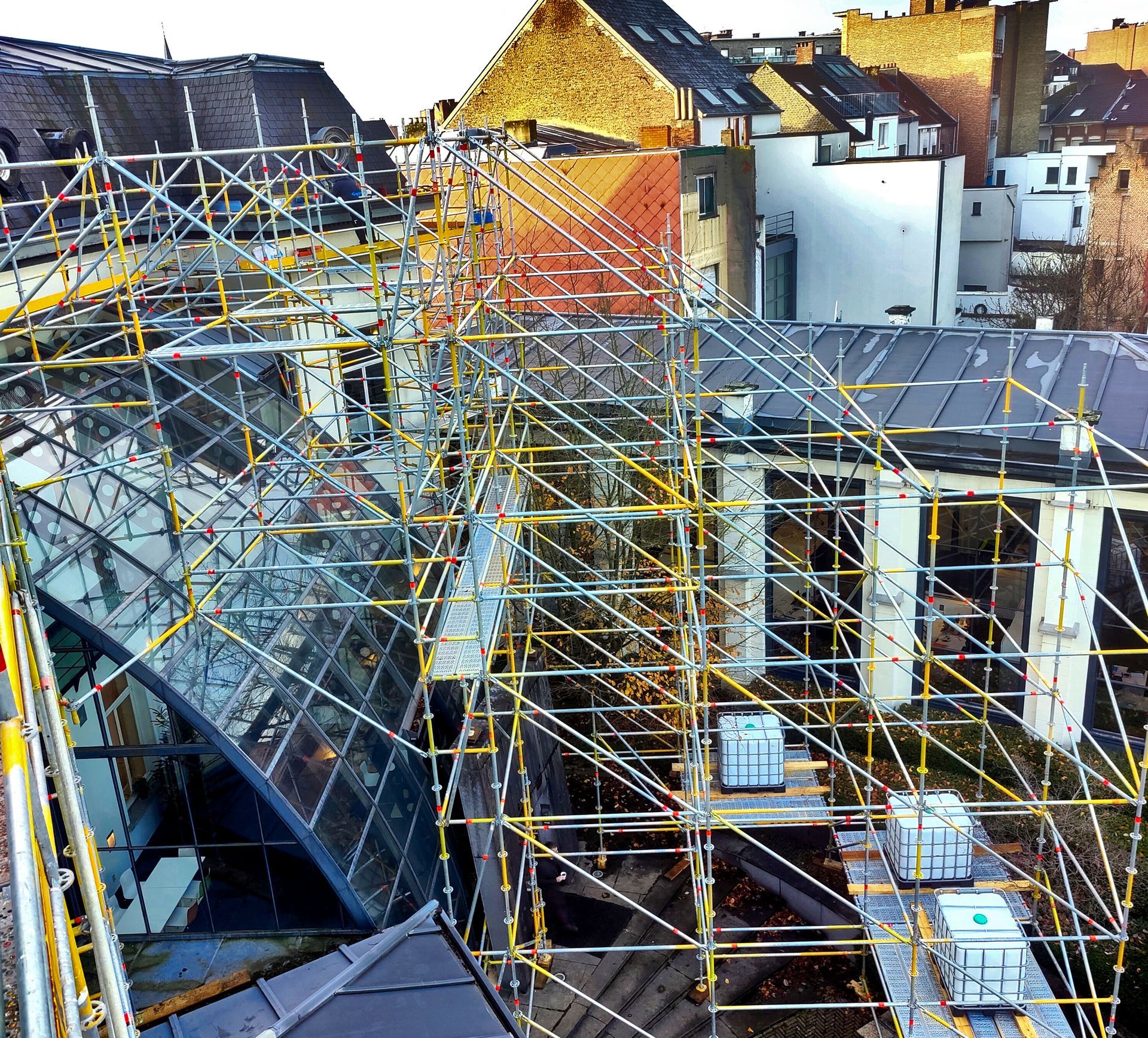 Multidirectionele steigerbouw is een techniek waarbij steigers in verschillende richtingen worden opgebouwd. Dit kan zowel horizontaal als verticaal zijn. Deze techniek biedt veel voordelen ten opzichte van traditionele steigerbouw, omdat het meer flexibiliteit biedt en toelaat om moeilijk bereikbare plekken te bereiken.