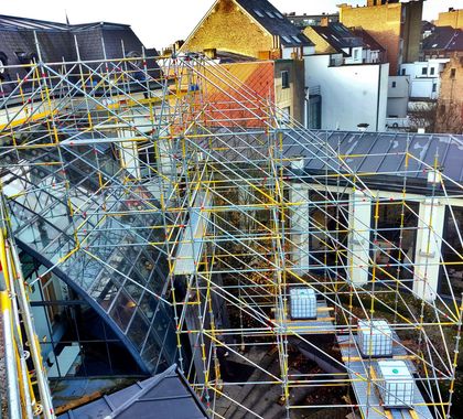 Multidirectionele steigerbouw is een techniek waarbij steigers in verschillende richtingen worden opgebouwd. Dit kan zowel horizontaal als verticaal zijn. Deze techniek biedt veel voordelen ten opzichte van traditionele steigerbouw, omdat het meer flexibiliteit biedt en toelaat om moeilijk bereikbare plekken te bereiken.