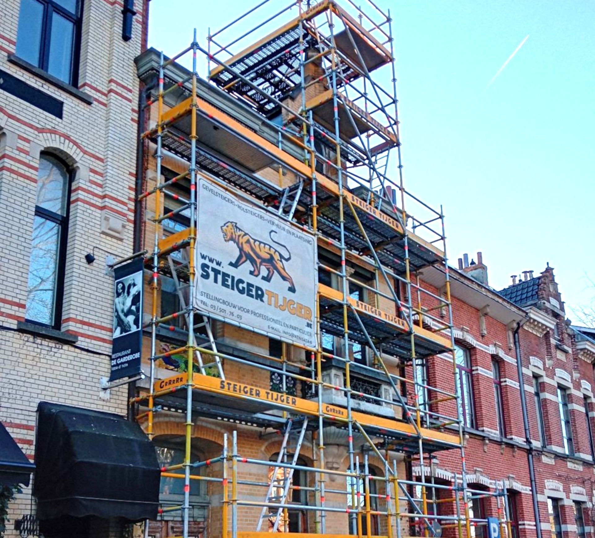 Multidirectionele steigerbouw is een techniek waarbij steigers in verschillende richtingen worden opgebouwd. Dit kan zowel horizontaal als verticaal zijn. Deze techniek biedt veel voordelen ten opzichte van traditionele steigerbouw, omdat het meer flexibiliteit biedt en toelaat om moeilijk bereikbare plekken te bereiken.