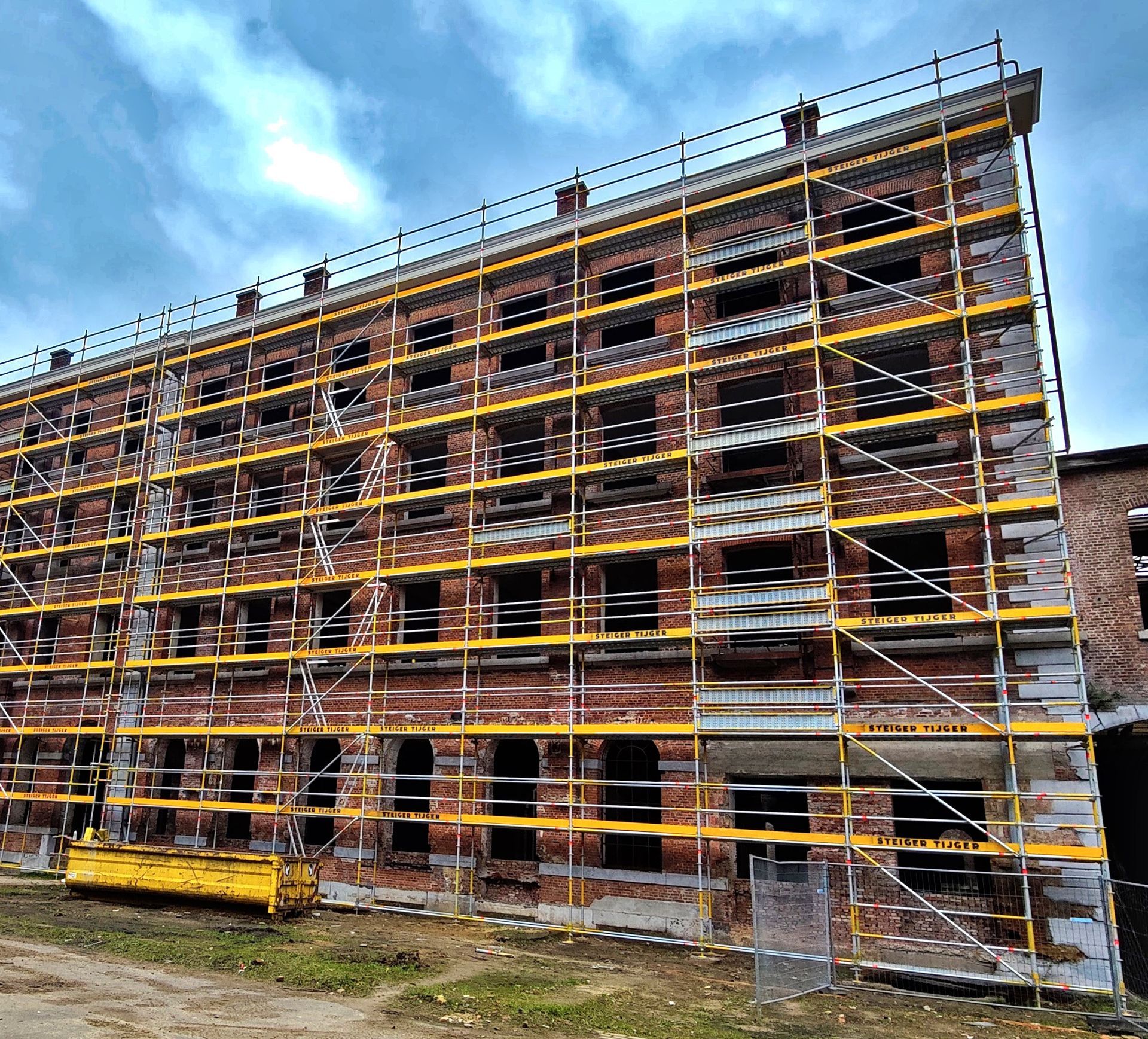 Multidirectionele steigerbouw is een techniek waarbij steigers in verschillende richtingen worden opgebouwd. Dit kan zowel horizontaal als verticaal zijn. Deze techniek biedt veel voordelen ten opzichte van traditionele steigerbouw, omdat het meer flexibiliteit biedt en toelaat om moeilijk bereikbare plekken te bereiken.