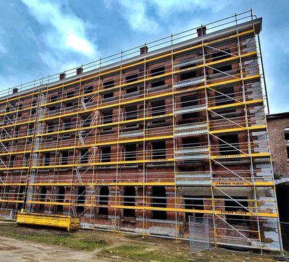 Multidirectionele steigerbouw is een techniek waarbij steigers in verschillende richtingen worden opgebouwd. Dit kan zowel horizontaal als verticaal zijn. Deze techniek biedt veel voordelen ten opzichte van traditionele steigerbouw, omdat het meer flexibiliteit biedt en toelaat om moeilijk bereikbare plekken te bereiken.