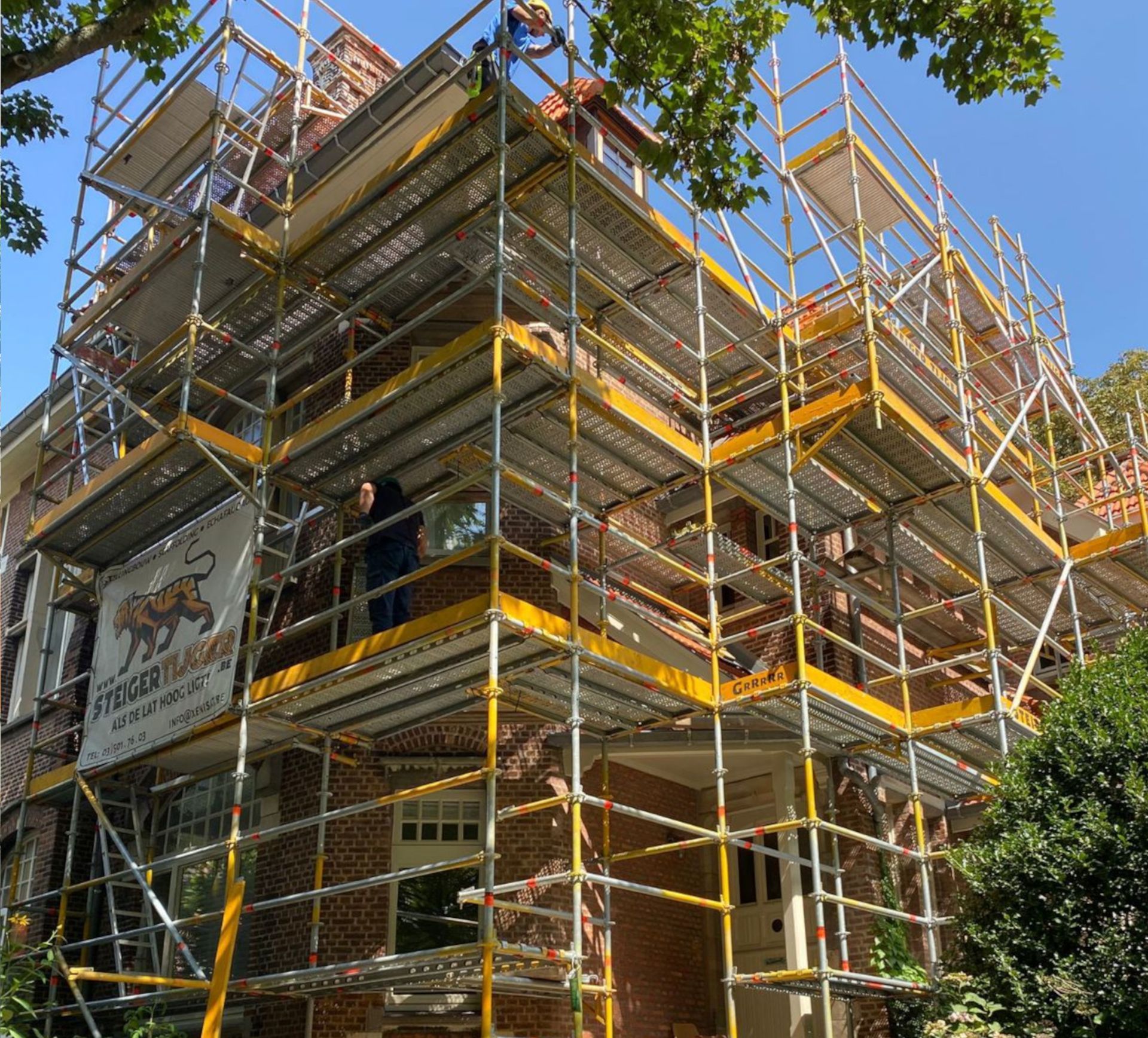 Multidirectionele steigerbouw is een techniek waarbij steigers in verschillende richtingen worden opgebouwd. Dit kan zowel horizontaal als verticaal zijn. Deze techniek biedt veel voordelen ten opzichte van traditionele steigerbouw, omdat het meer flexibiliteit biedt en toelaat om moeilijk bereikbare plekken te bereiken.
