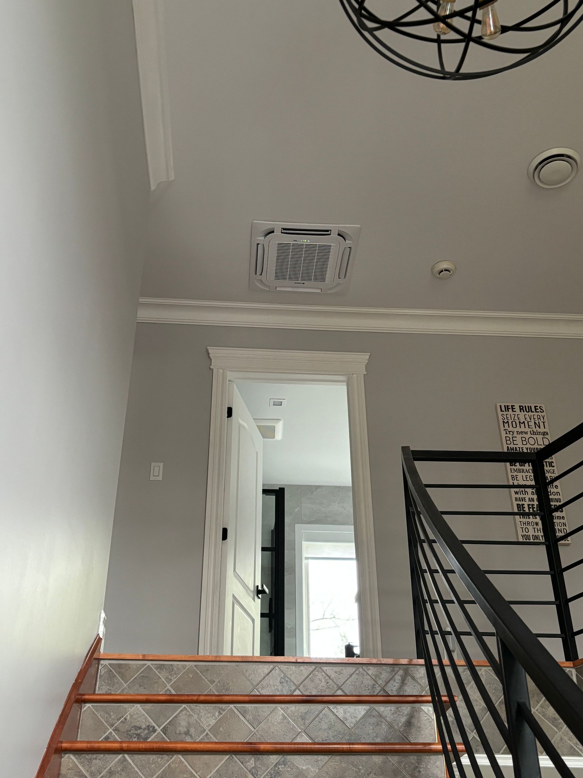 Un escalier menant au deuxième étage d'une maison.