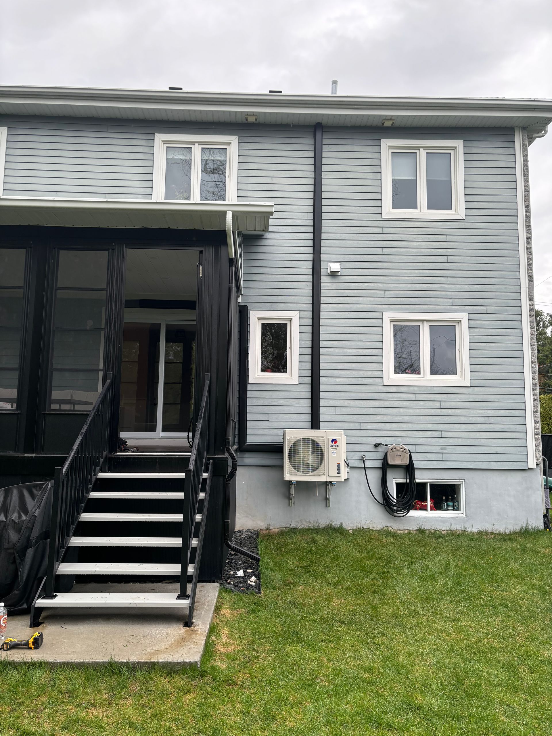 L'arrière d'une maison avec des escaliers qui y mènent.