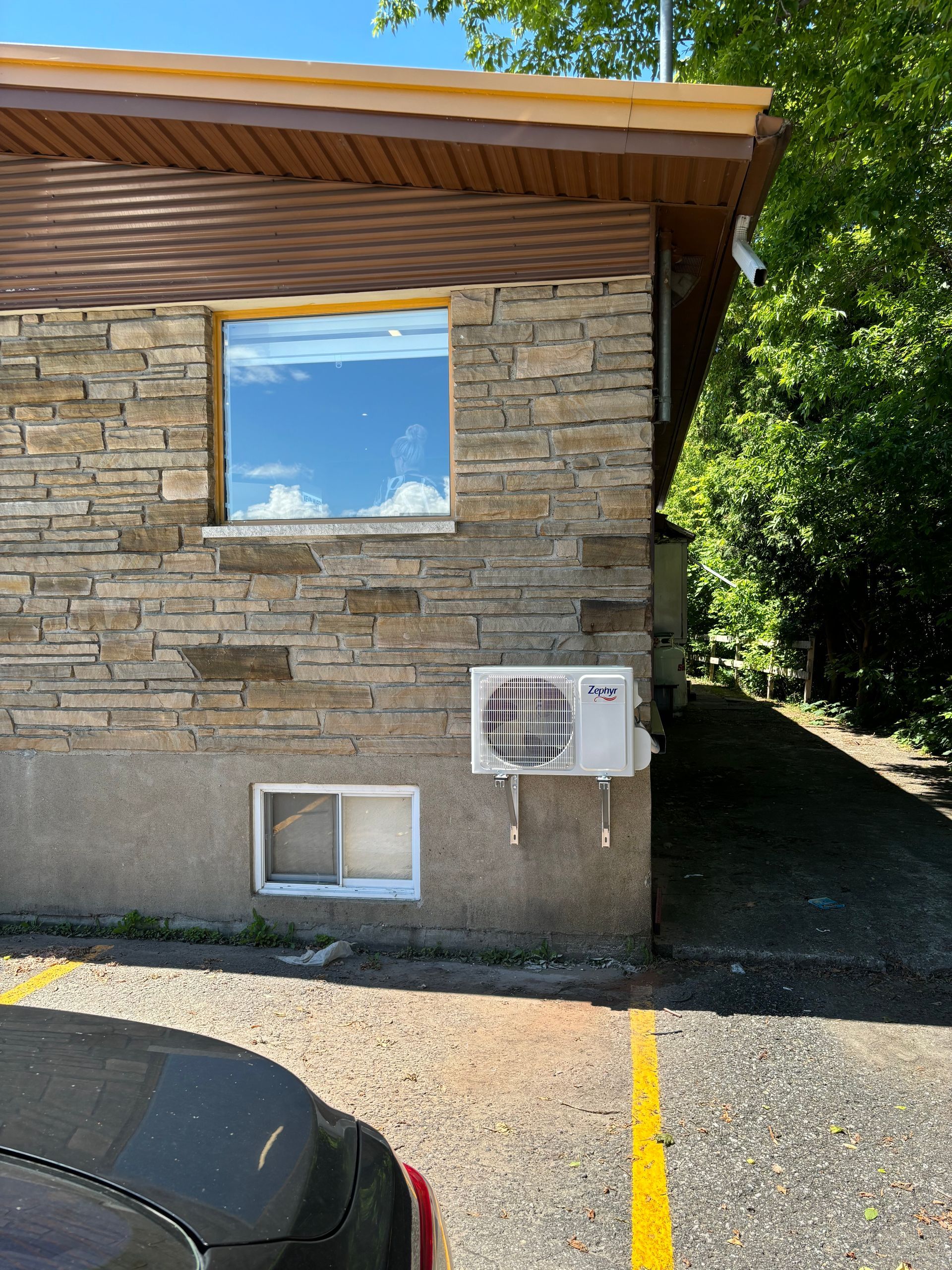 Une voiture est garée devant un bâtiment en briques