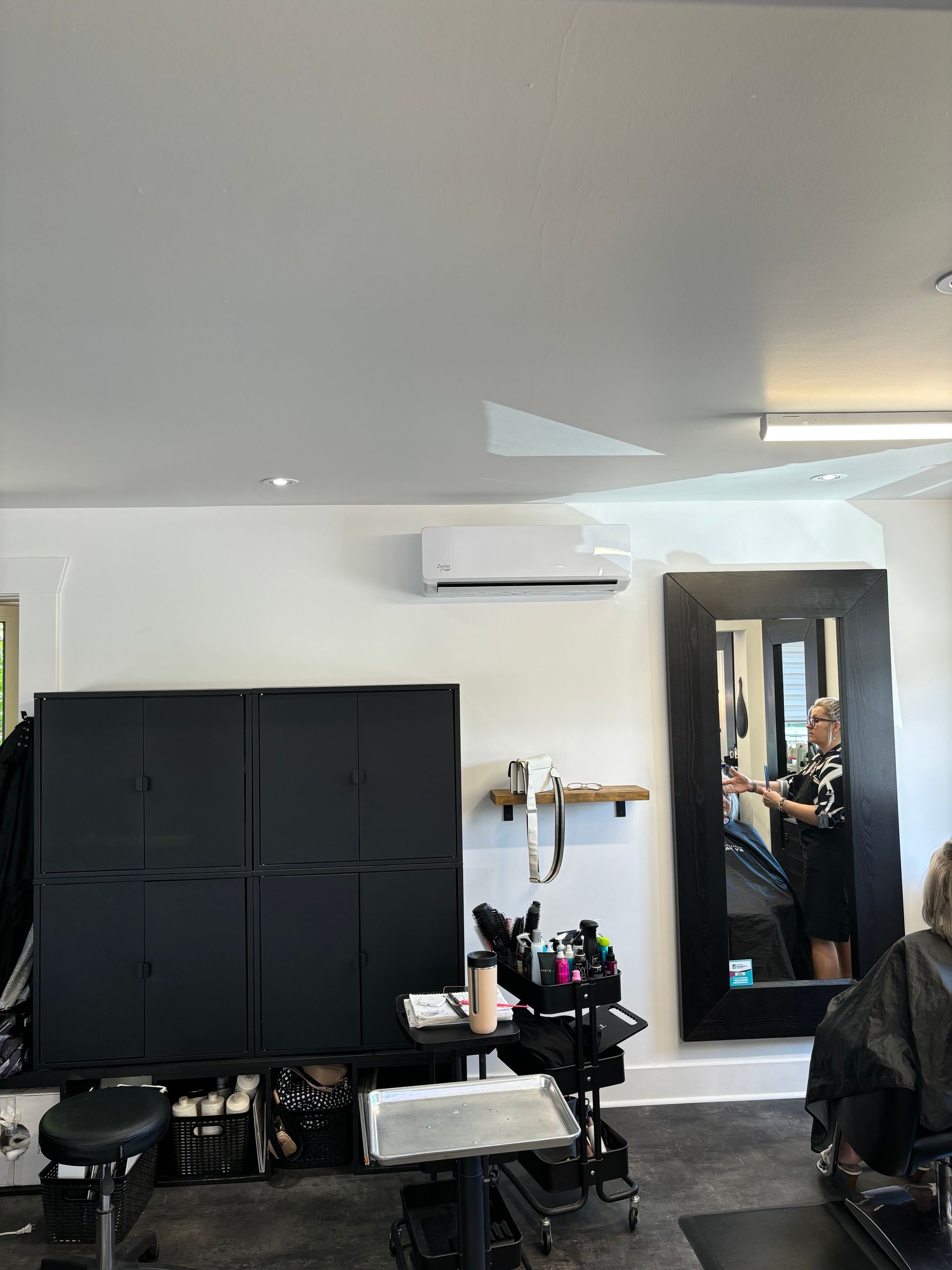 Une femme se fait couper les cheveux dans un salon.