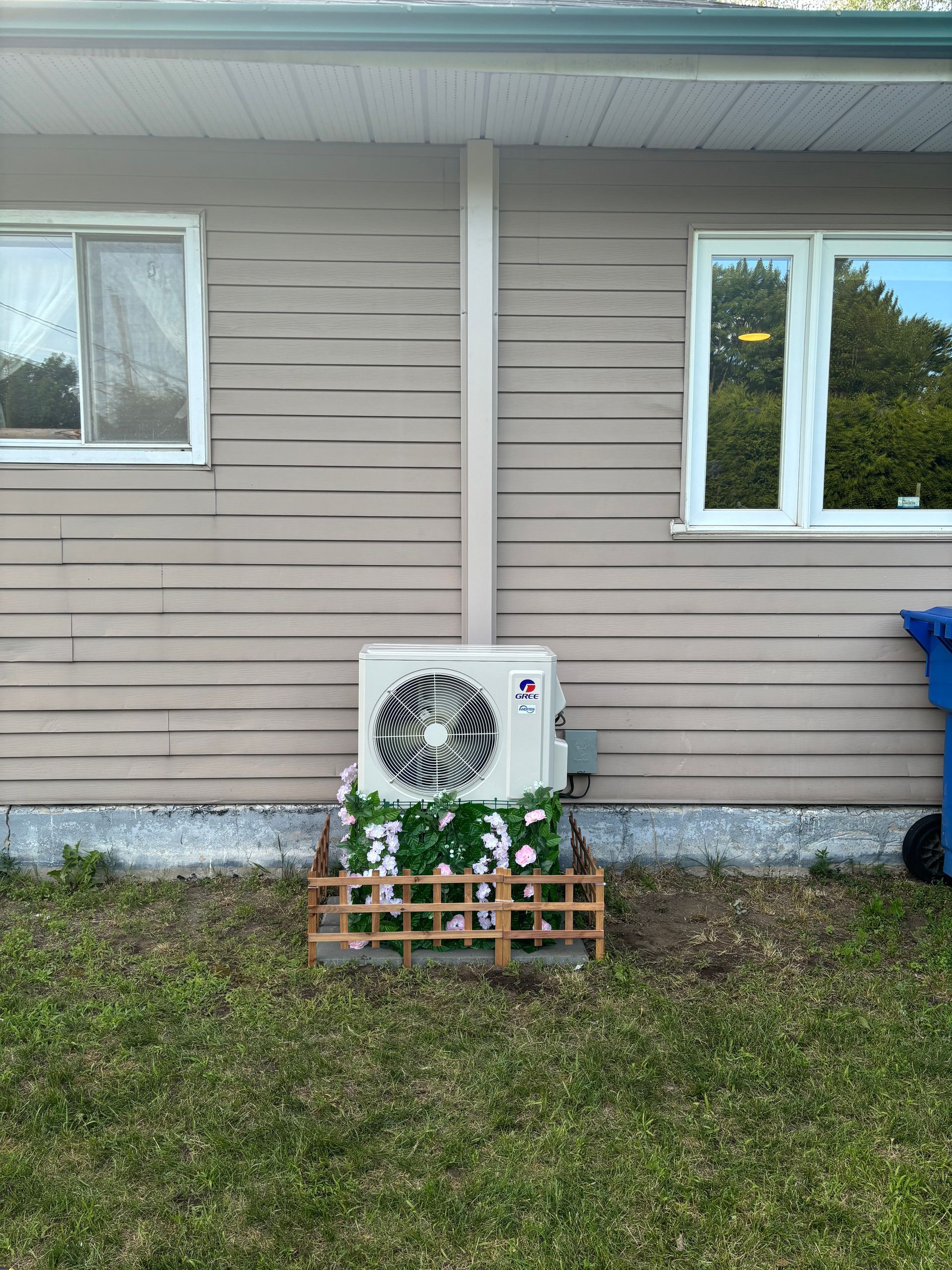 Une maison avec un ventilateur sur le côté.