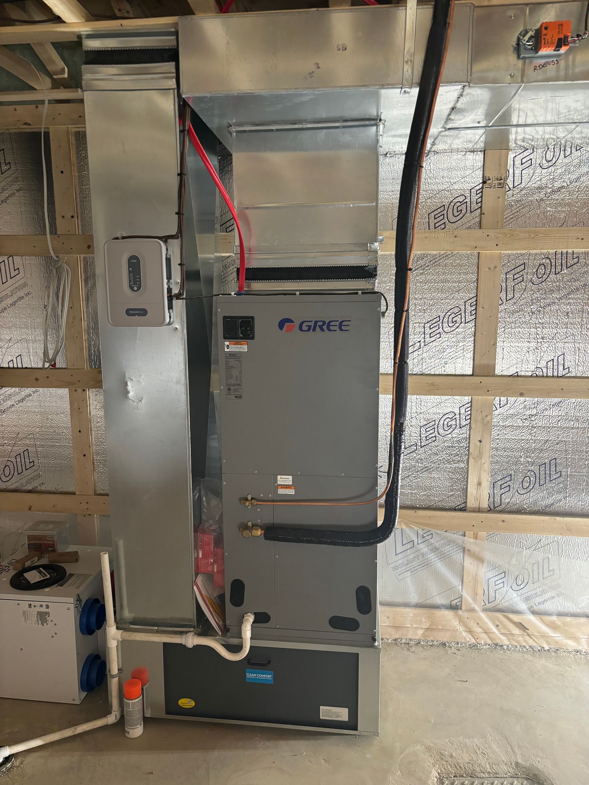 Un système de chauffage et de climatisation est en cours d'installation dans un sous-sol.