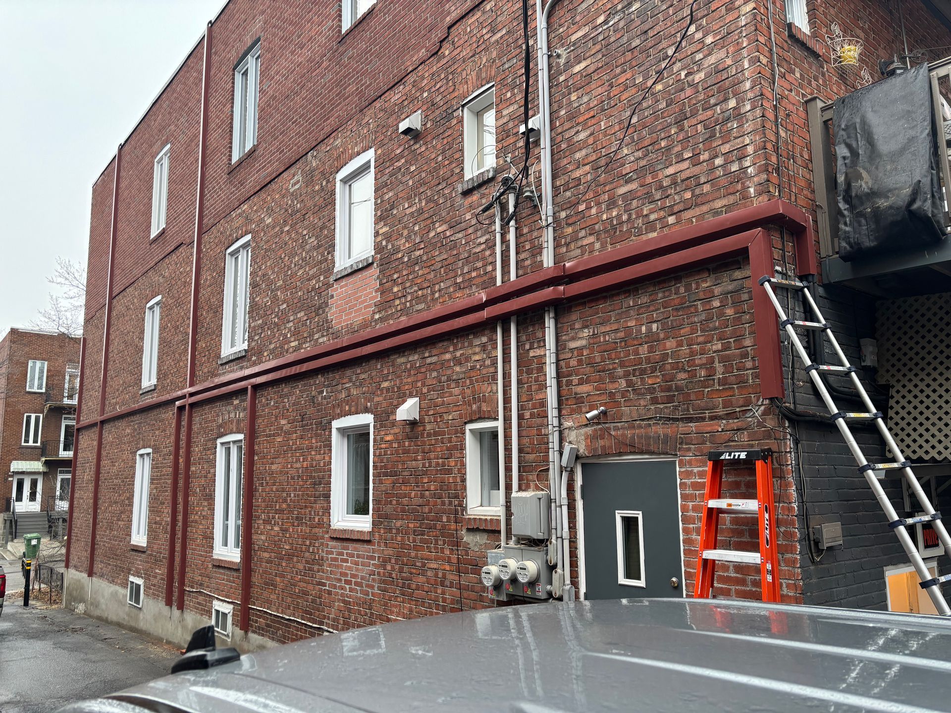 Un bâtiment en briques avec une échelle sur le côté.