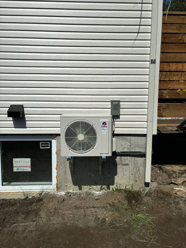 Un climatiseur lg est monté sur le côté d'une maison