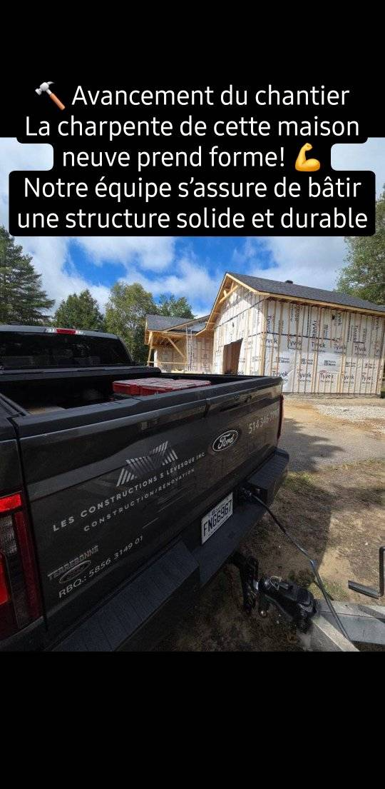 Chantier de construction avec un camion, une maison à ossature bois en construction et un texte français en surimpression.