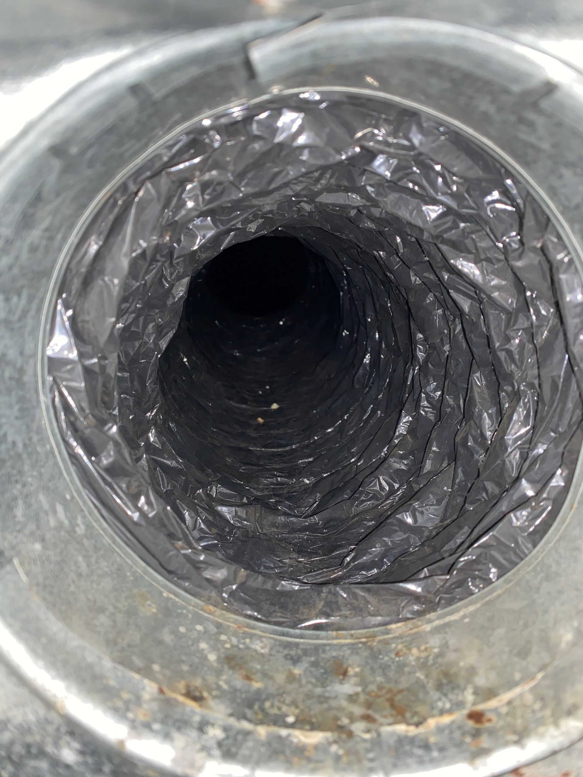 A close up of a duct with a hole in the middle.