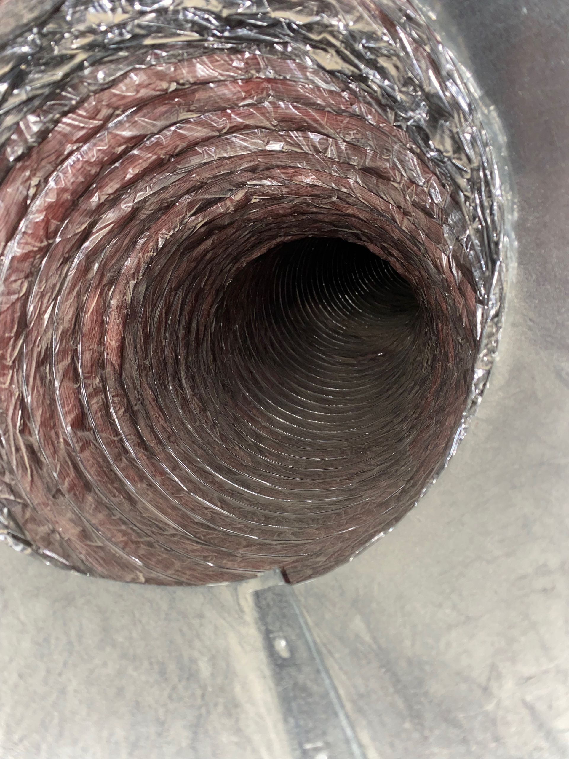 A close up of a duct with a hole in the middle.