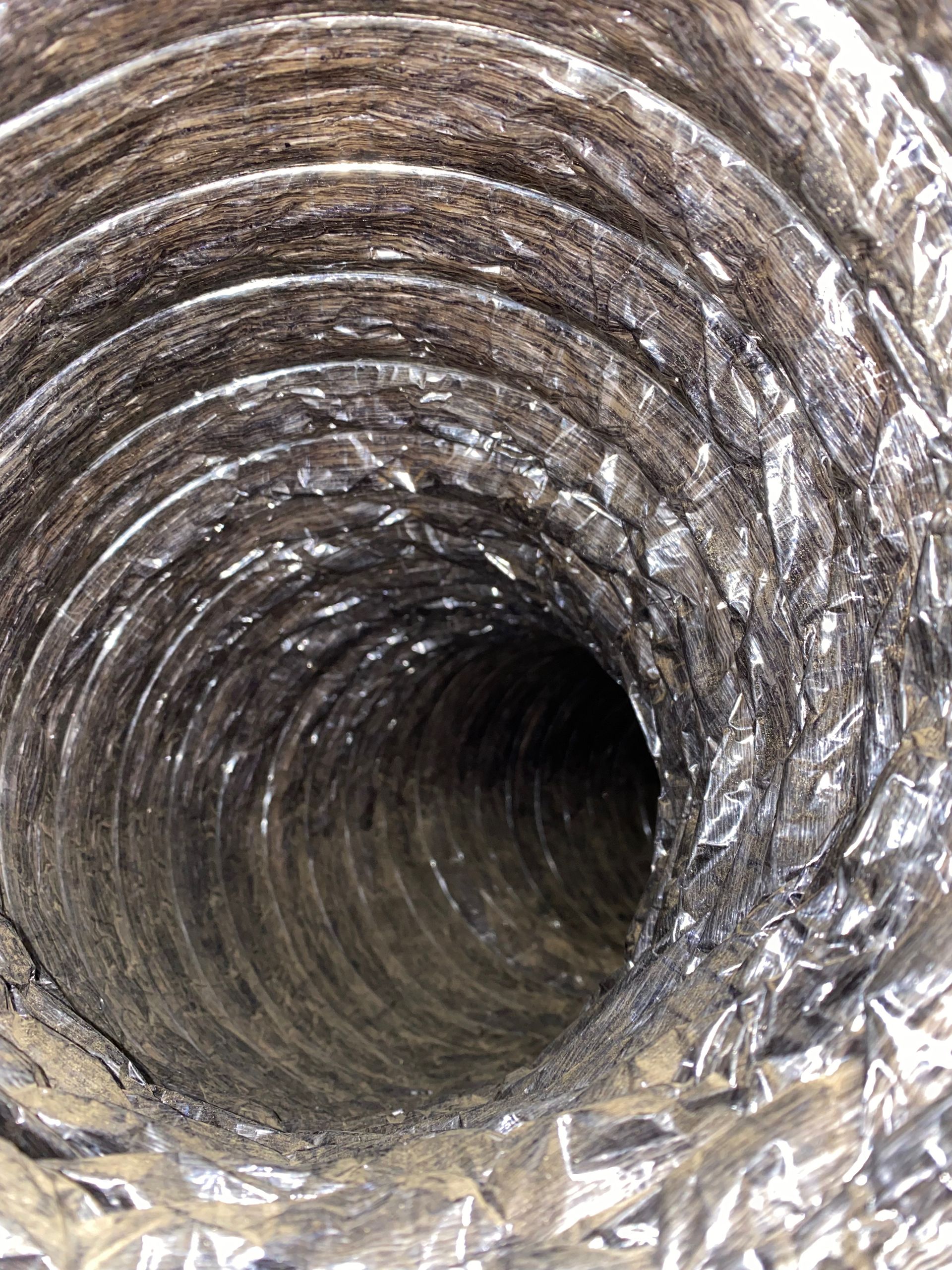 A close up of a duct with a hole in the middle.