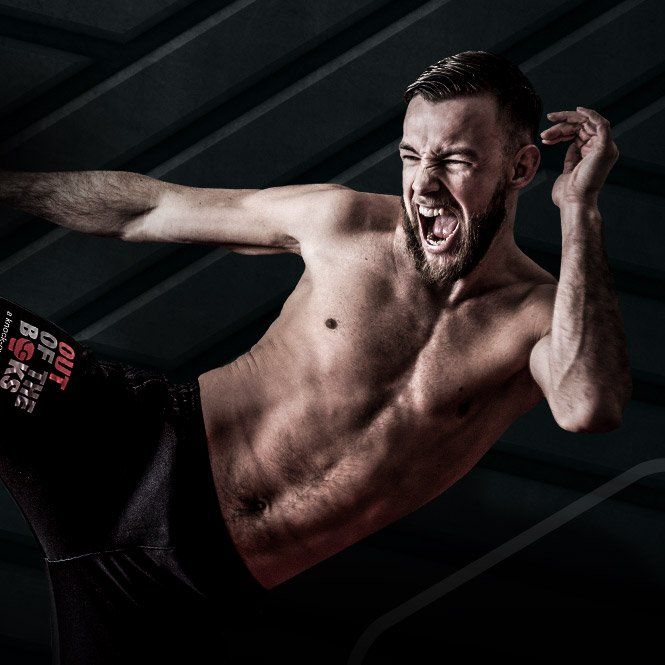 Een man zonder shirt met een baard draagt ​​een korte broek met de tekst 'beef' erop