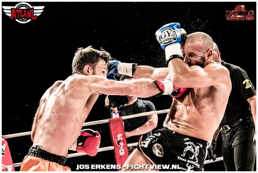 Twee mannen in bokshandschoenen vechten in een ring