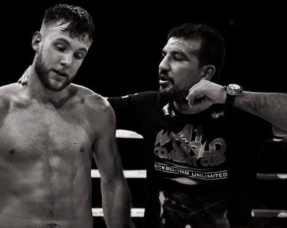 Twee mannen staan ​​naast elkaar in een boksring.