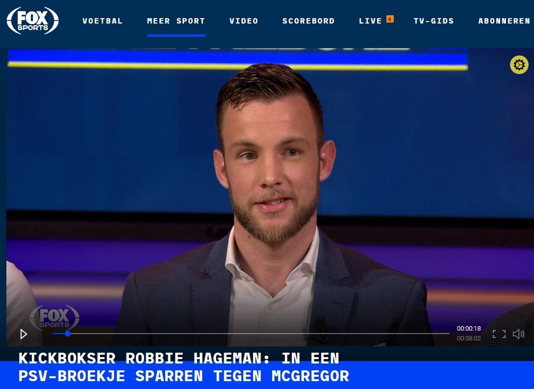 Een man in een pak praat op een fox-kanaal