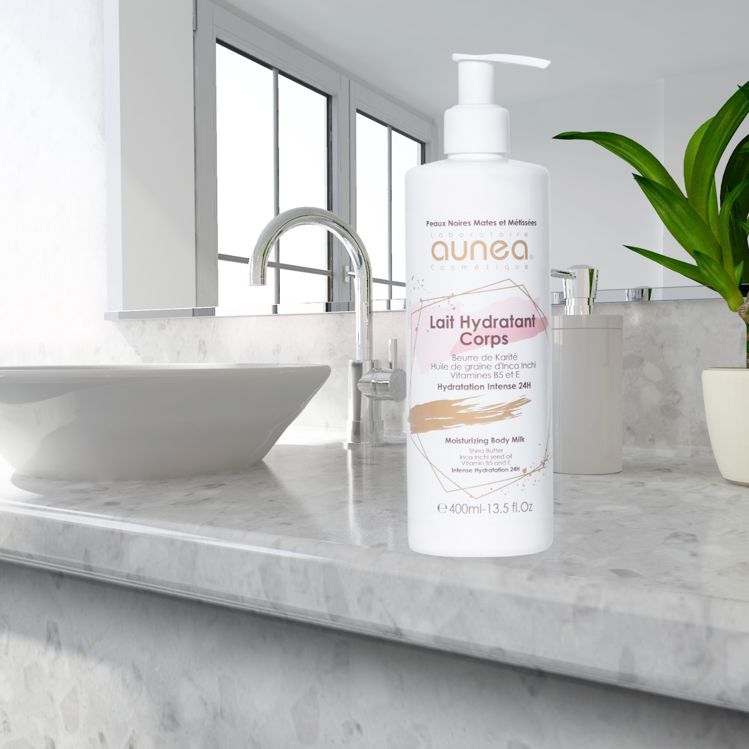 Flacon de lotion pour le corps blanc avec étiquette et pompe roses, posé sur un cœur gris, avec des fleurs roses.