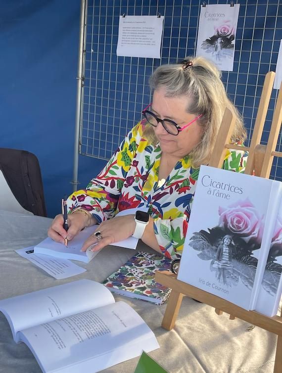 Iris de Cournon en séance de dédicaces au salon du livre de Surzur en octobre 2024