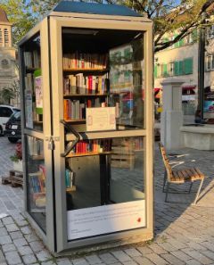 ancienne cabine téléphonique reconvertie en bibliothèque de rue
