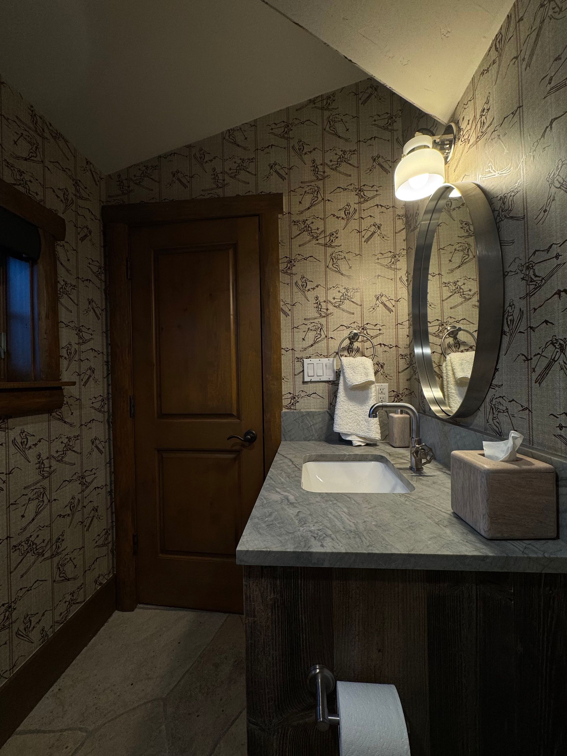 A bathroom with a sink and a mirror