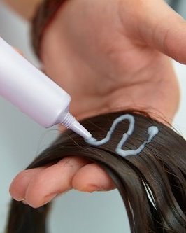 parrucchiere esegue trattamento su capelli