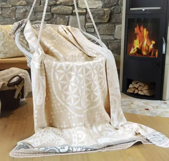 Eine Decke hängt von einem Stuhl vor einem Kamin