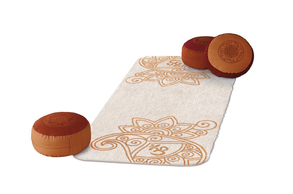Eine Yogamatte mit zwei Kissen darauf