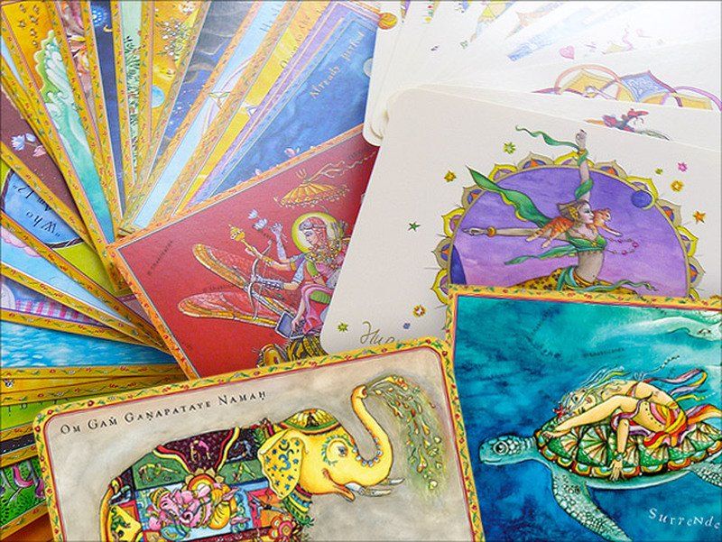 Ein Stapel Karten mit einer Schildkröte und einem Elefanten darauf