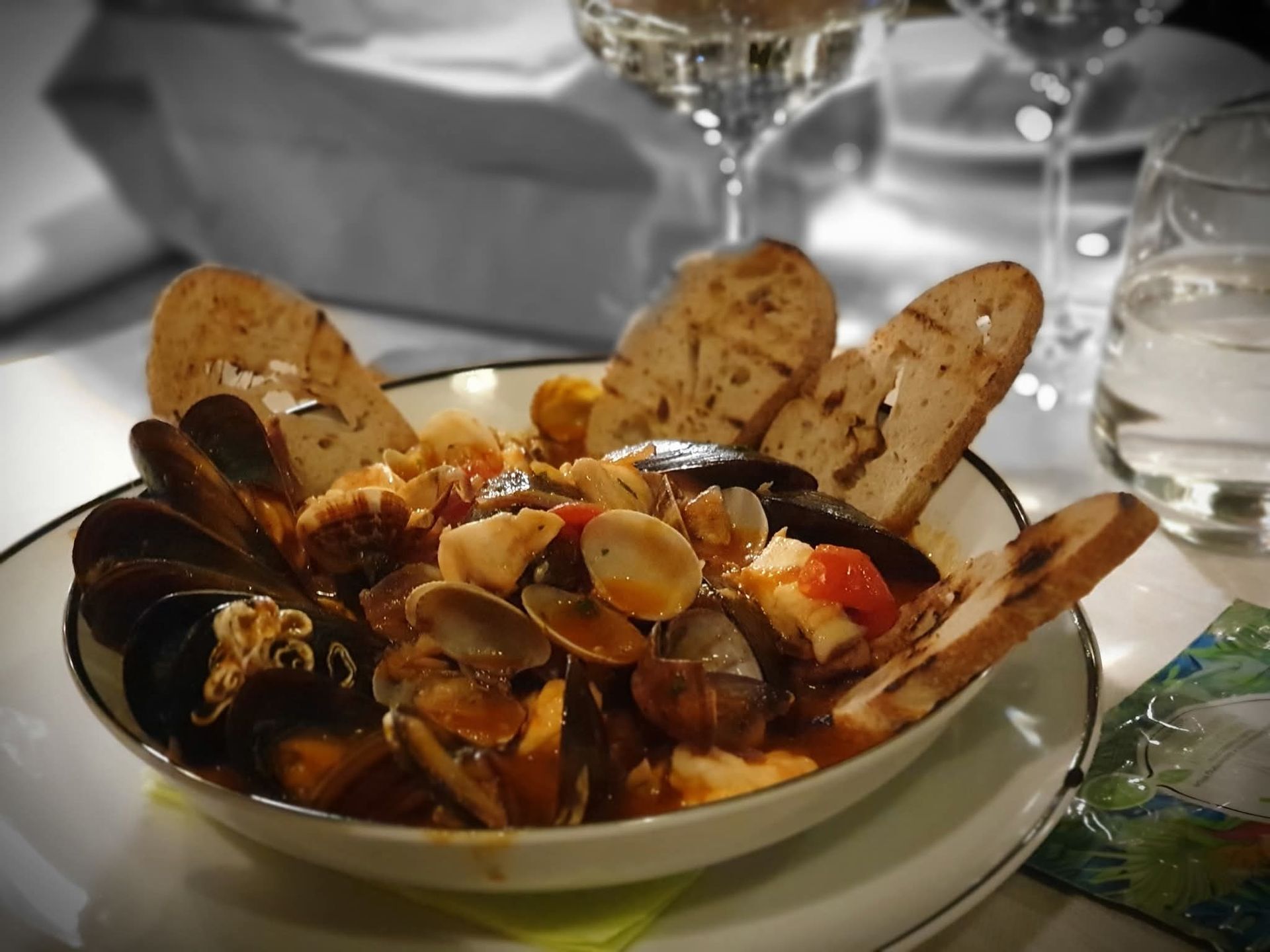 Edificio in legno con un cartello circolare 