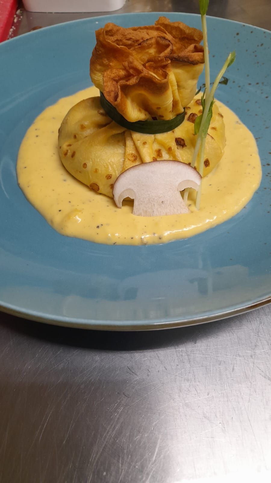 Accogliente bar con pianoforte, posti a sedere, piante e ampie finestre che lasciano entrare luce naturale.