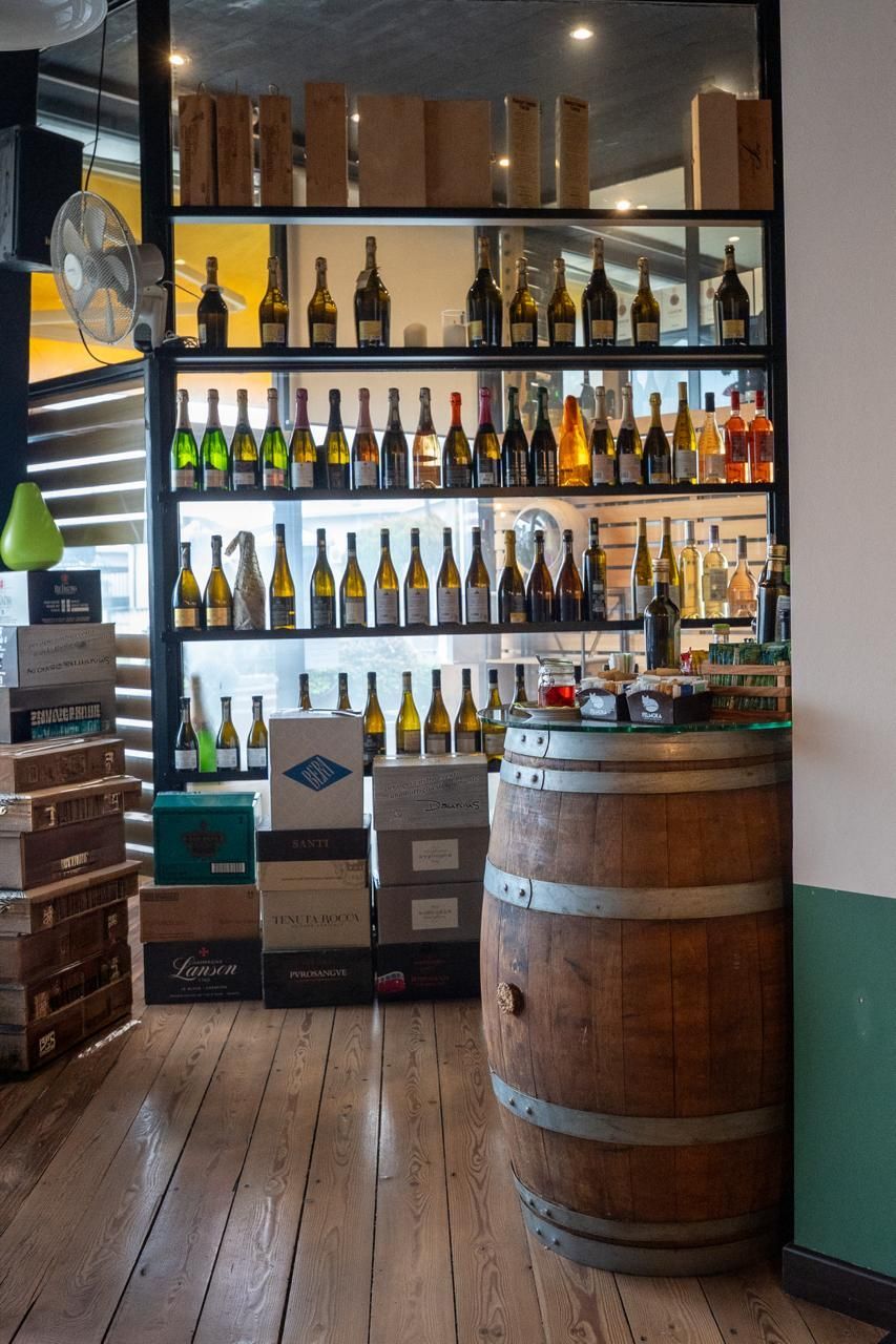 Edificio in legno con un cartello circolare 